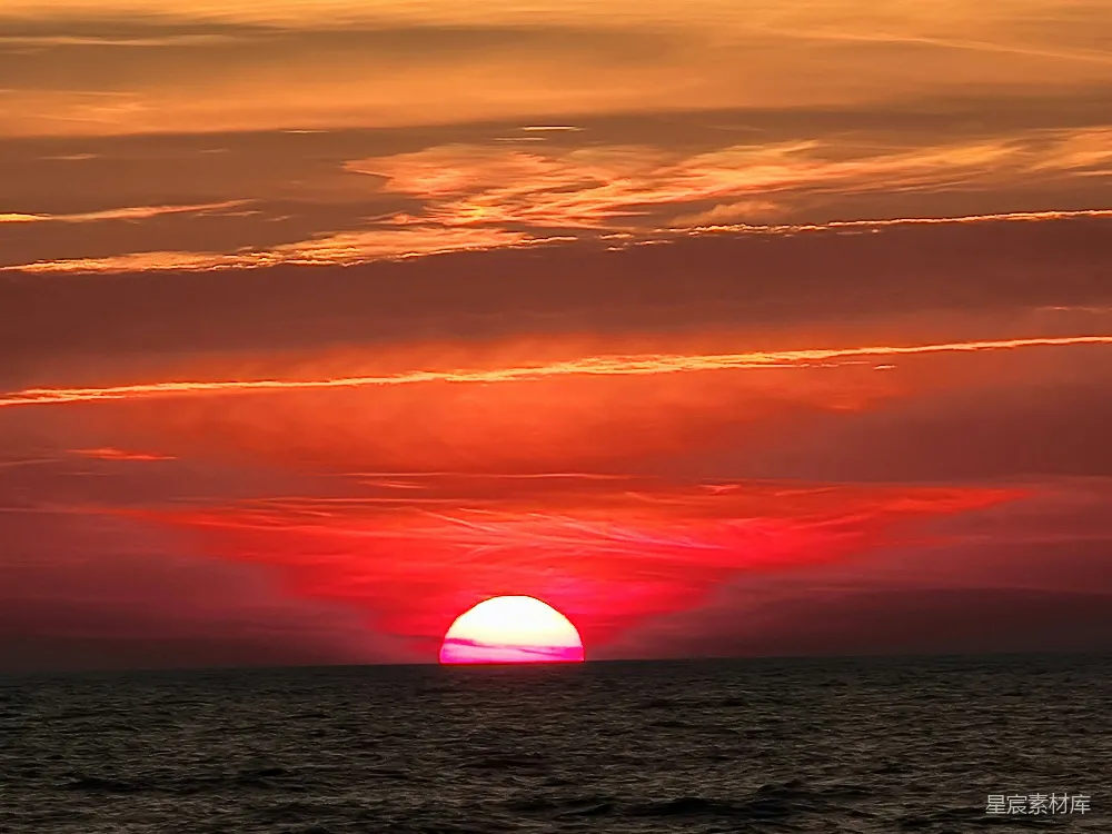 高清摄影 阴天里太阳正在海面上落下。