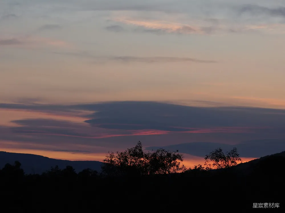 高清摄影 夕阳下山间树影的轮廓