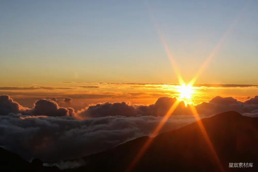 高清摄影  夕阳映照在云层之上