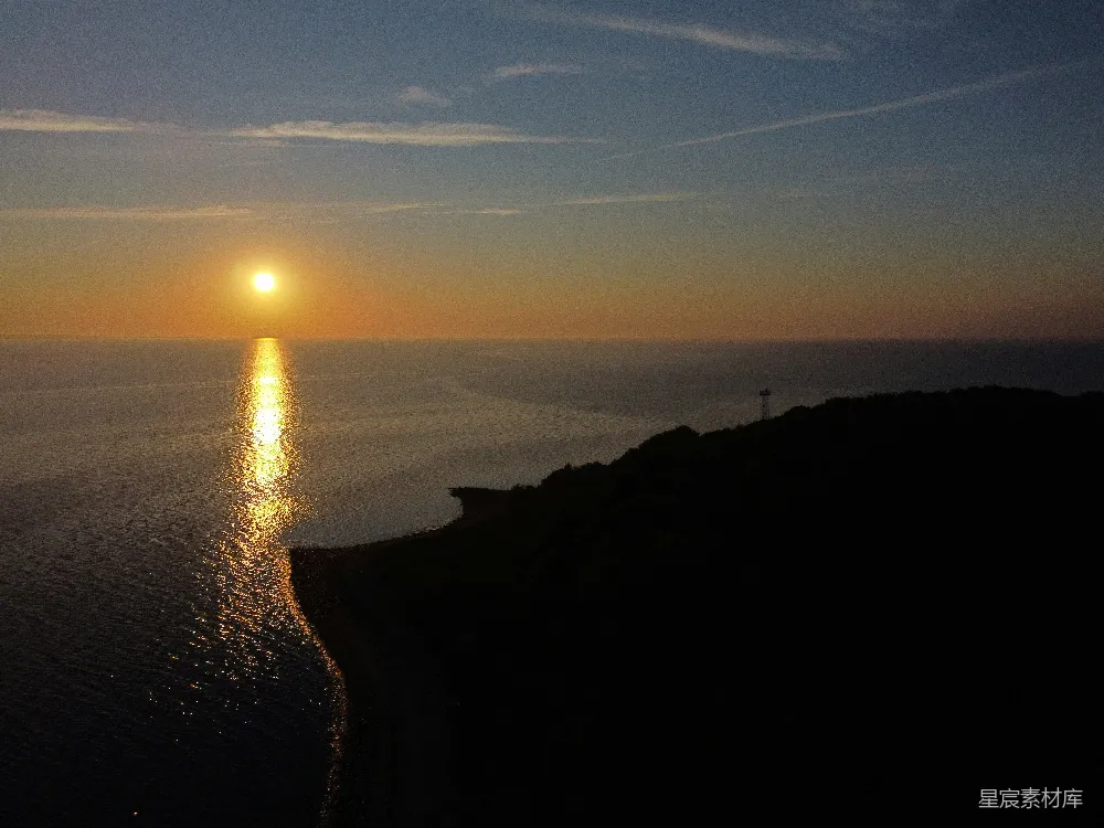 高清摄影 一片夕阳映照在水面之上