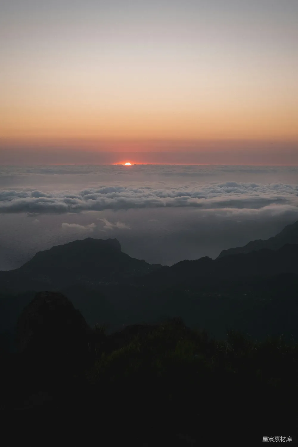 高清摄影 山峦在薄雾中拍摄的风景照片