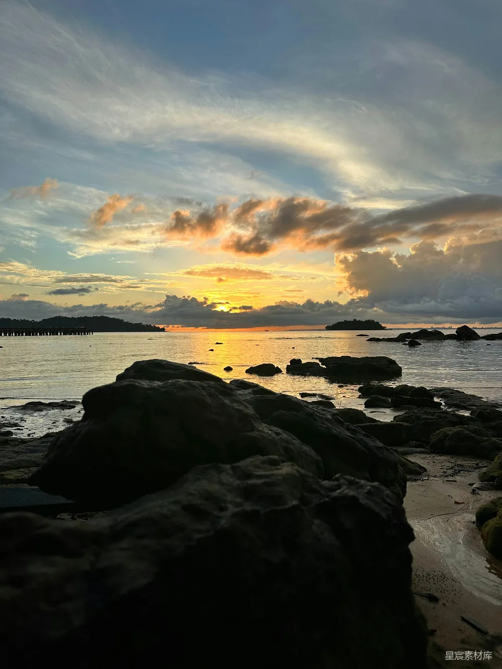 高清摄影 夕阳西下，映照着海洋和岩石。