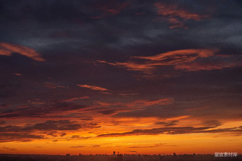 高清摄影 夕阳下蓝色和橙色的阴天天空