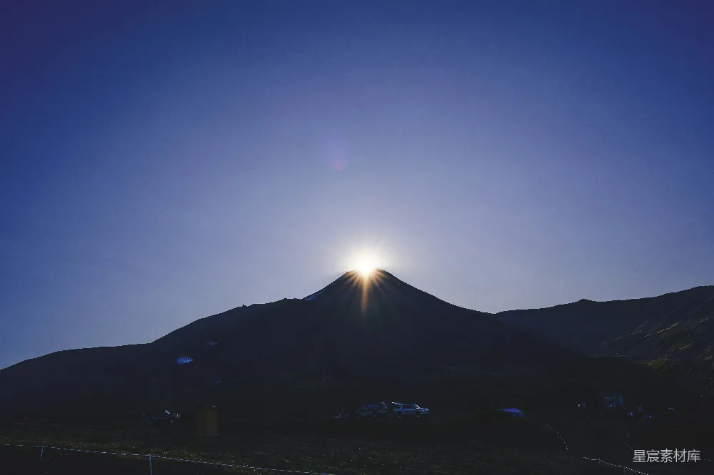 高清摄影 阳光明媚地照耀在山顶上。