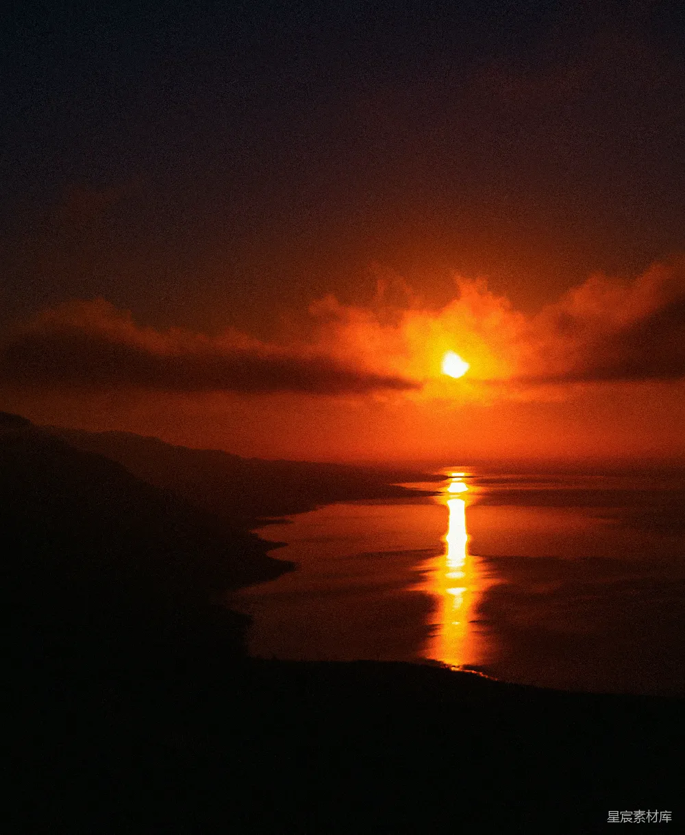 高清摄影 夕阳映照在一片水域之上。