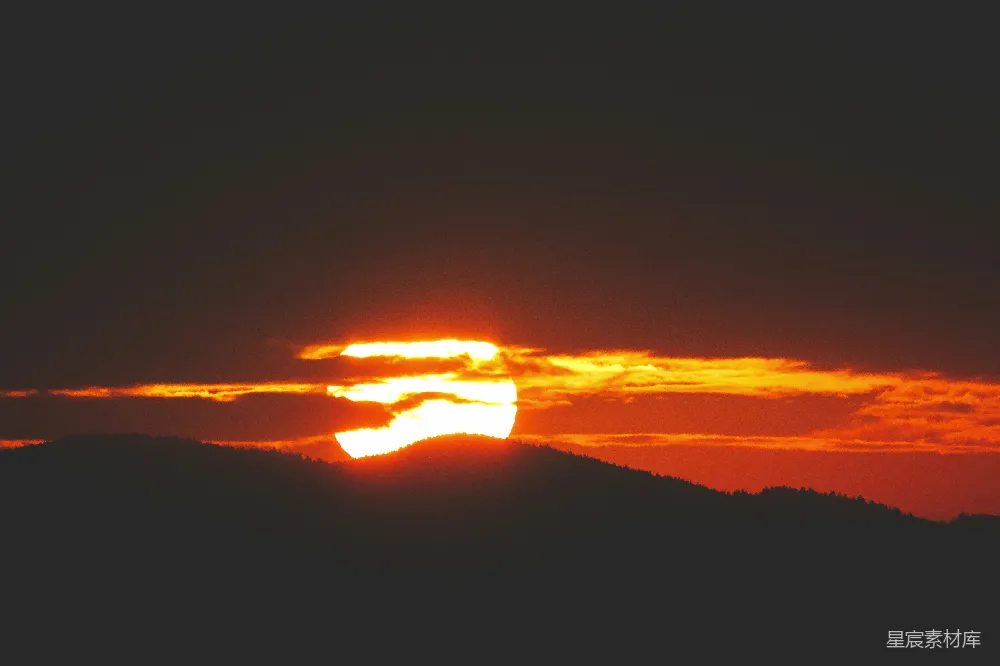 高清摄影 山峦之上，夕阳西下