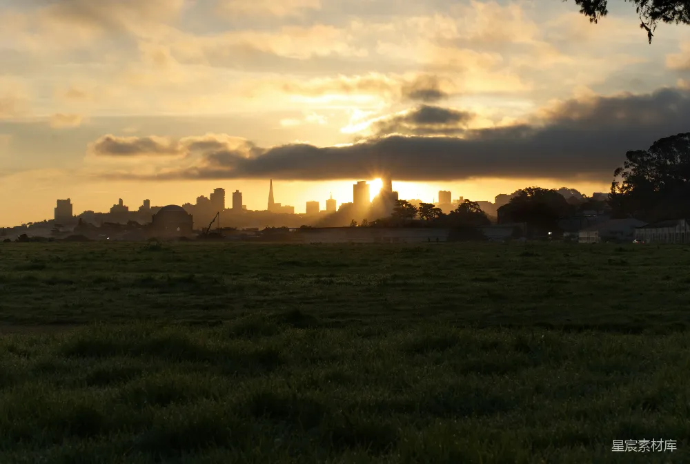 高清摄影 夕阳西下，城市天际线显露出来。