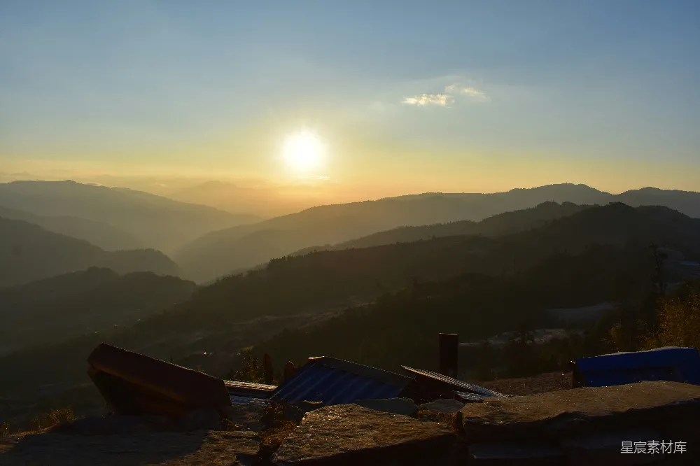 高清摄影 山峦之上，夕阳西下