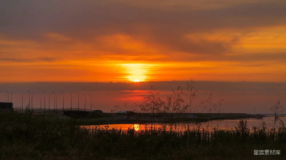 高清摄影 夕阳映照在一片水域之上