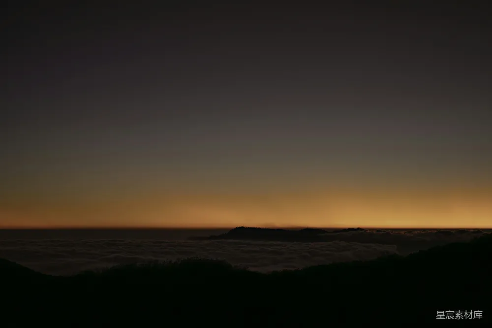 高清摄影 夕阳西下，落日余晖洒满海面。