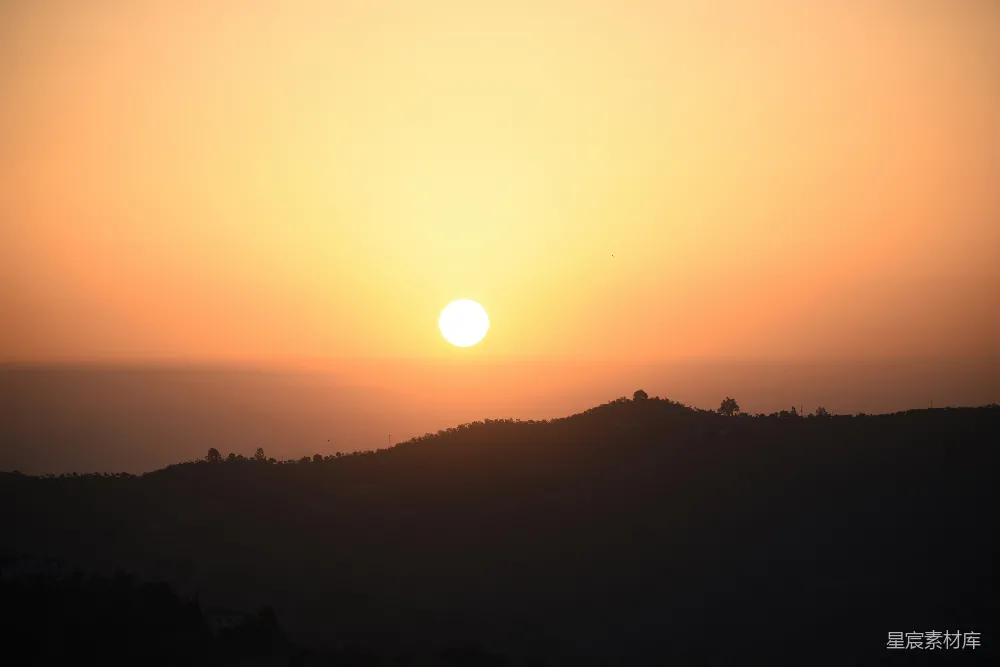 高清摄影 山峦之上夕阳西下