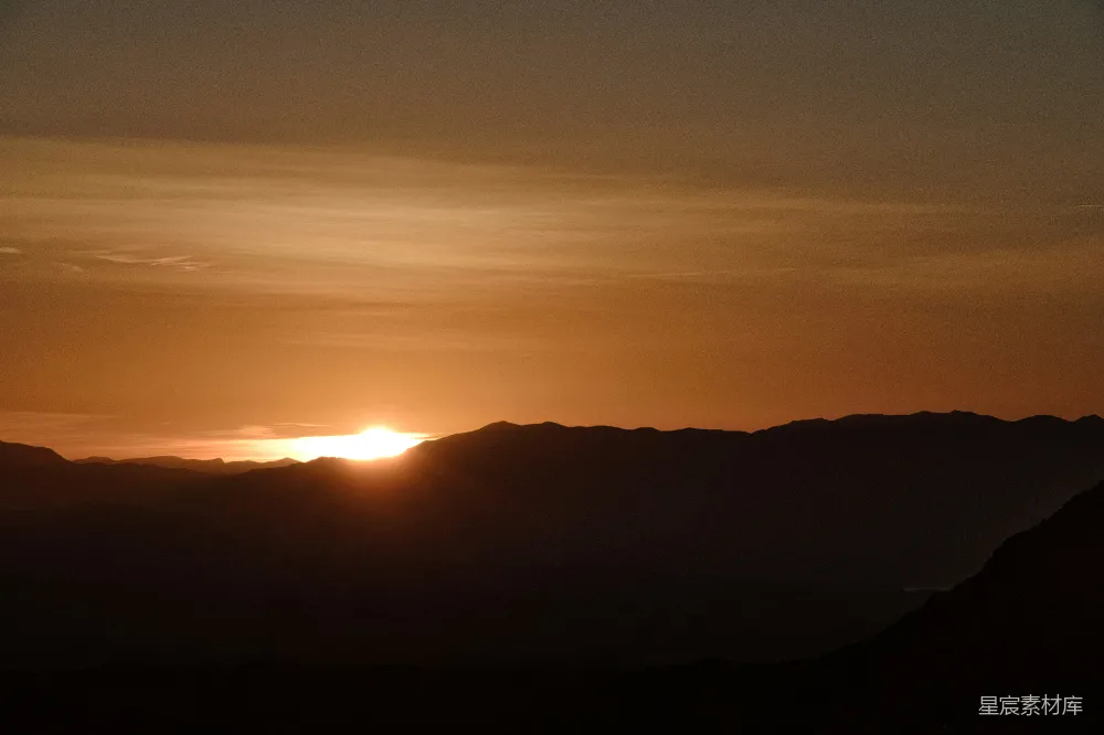 高清摄影 夕阳下的山影