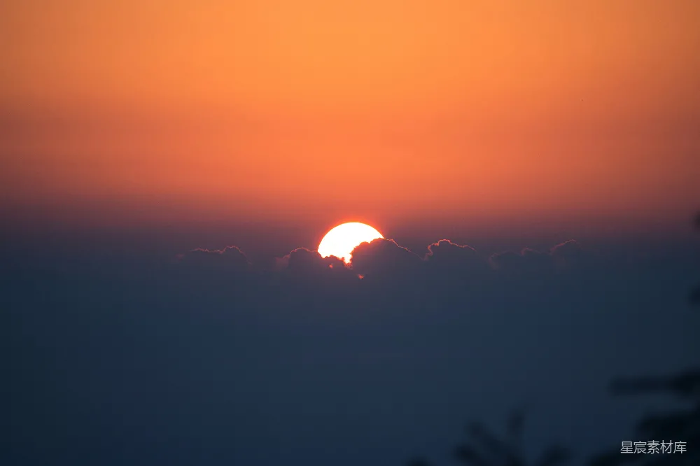 高清摄影 天空中的云彩在夕阳的映衬下慢慢收敛光芒。