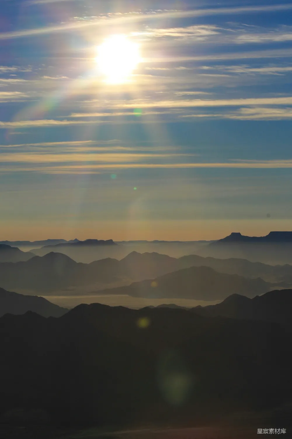 高清摄影 夕阳下的山影