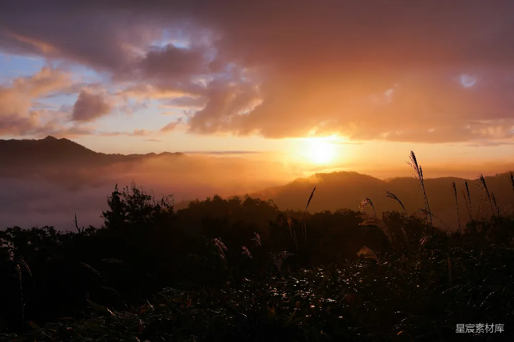 高清摄影 山峦之上，夕阳西下