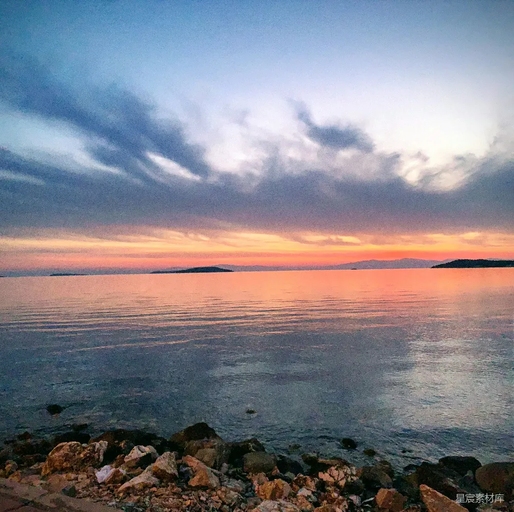高清摄影 一条岩石嶙峋的海滩，夕阳西下