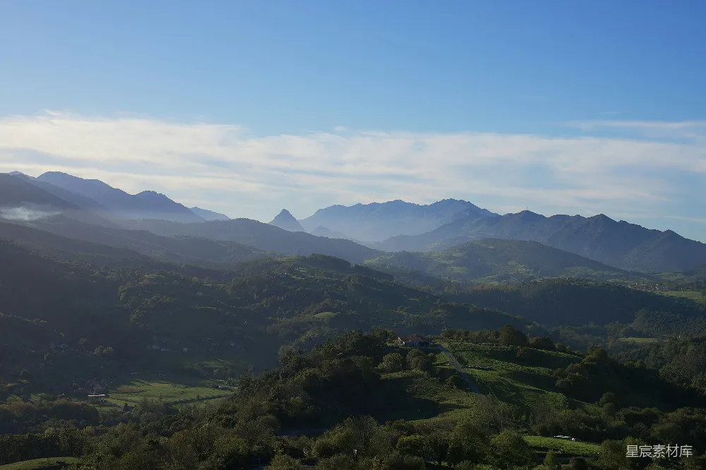 高清摄影 背景中有山的山谷景色