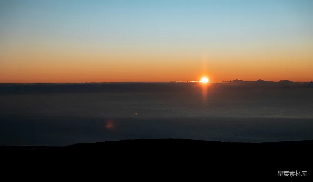 高清摄影 夕阳西下在一片大水的天边