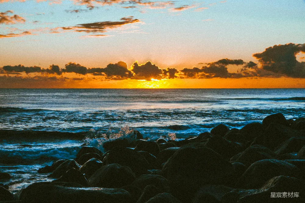 高清摄影 海边日落时的黑色岩石