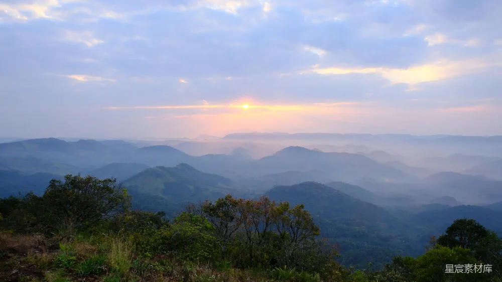 高清摄影 远处山峦之间的日落景色