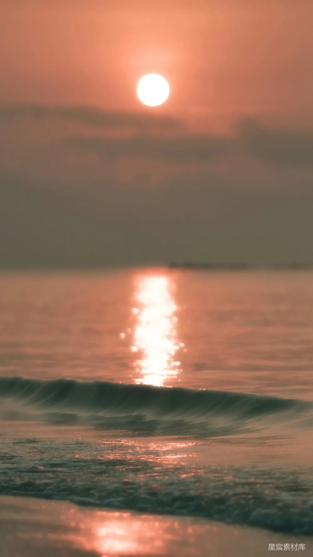 高清摄影 灰色天空下日落时的海浪