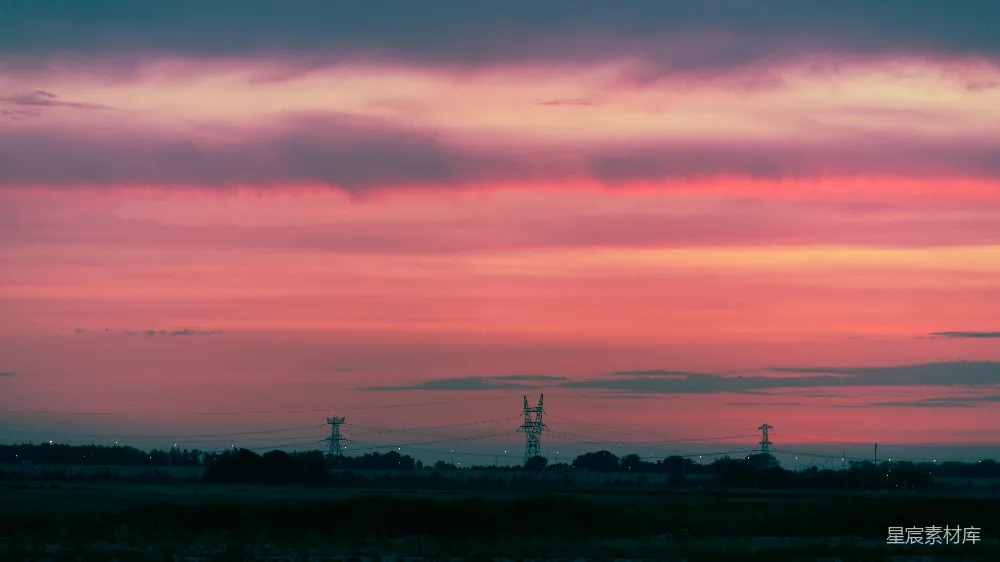高清摄影 夕阳西下时，天空呈现出粉紫色的美景。