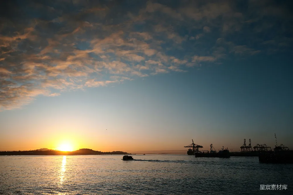 高清摄影 夕阳下航行在水面之上的船只