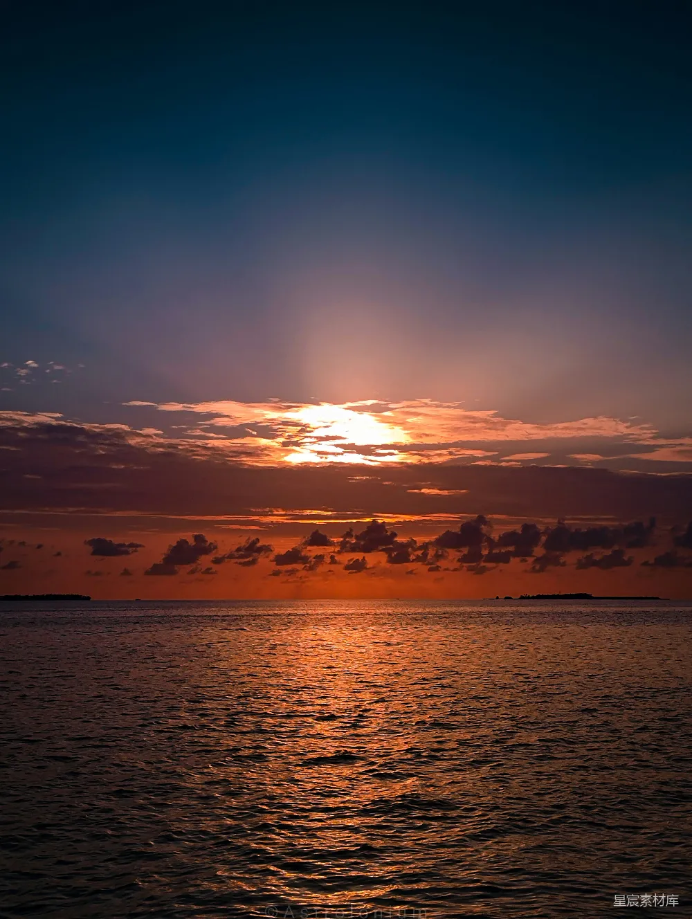 高清摄影 夕阳西下，映照着大海。