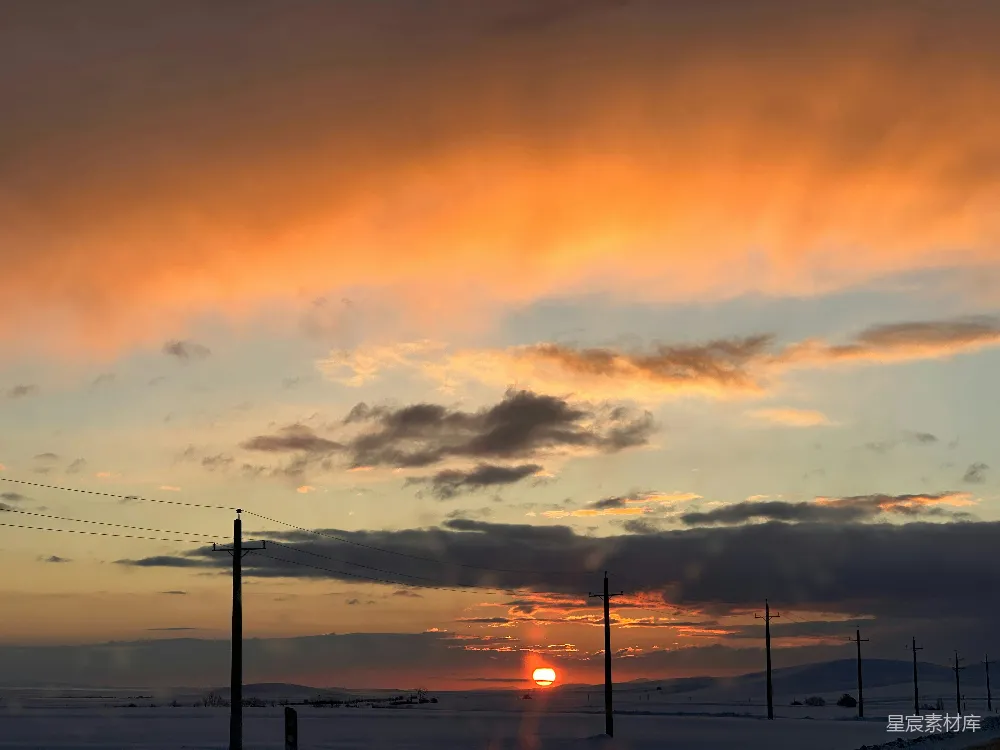 高清摄影 夕阳西下，雪覆盖的田野上。