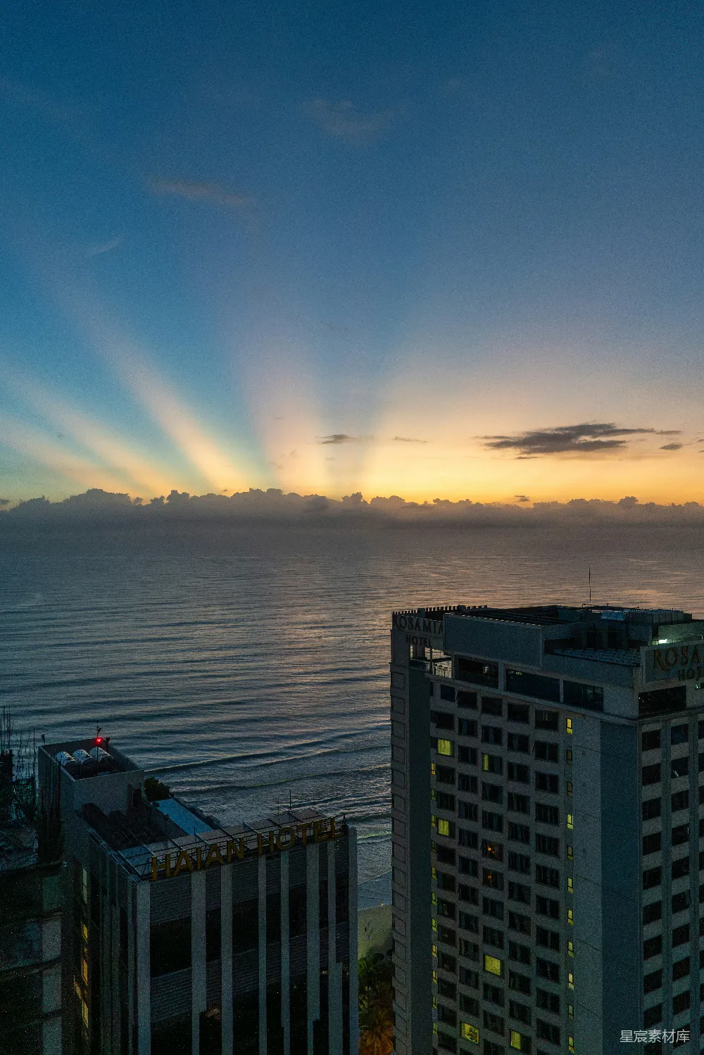高清摄影 夕阳西下，映照在海边的城市上。