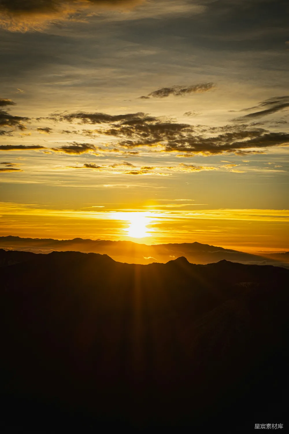 高清摄影 山峦之上夕阳西下