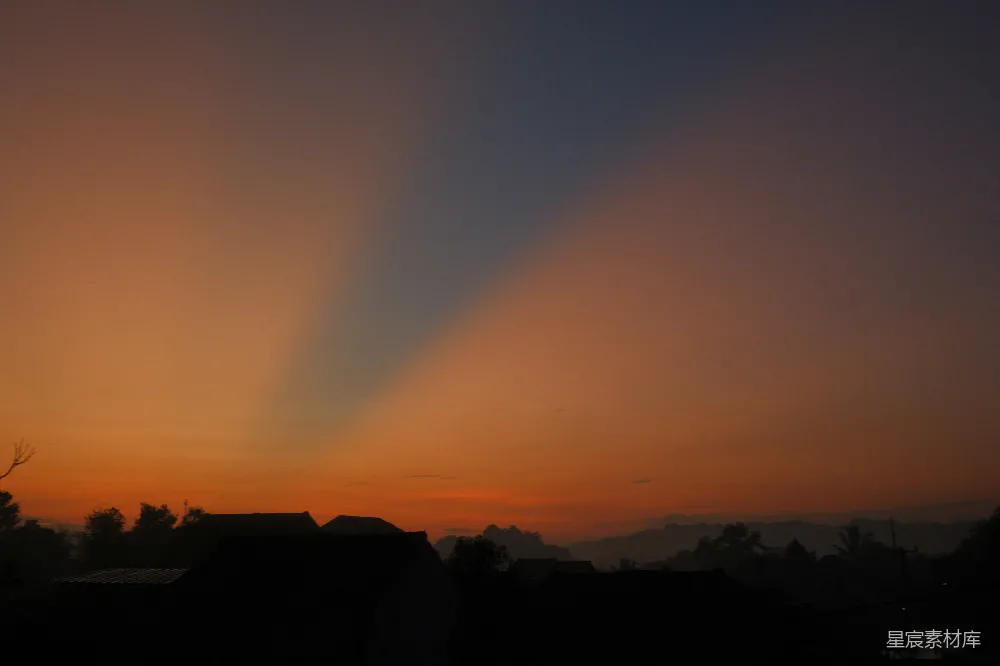高清摄影 夕阳在天空中投下影子。