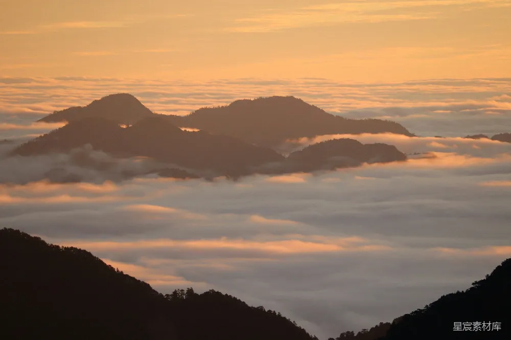 高清摄影 云雾覆盖的山脉全景