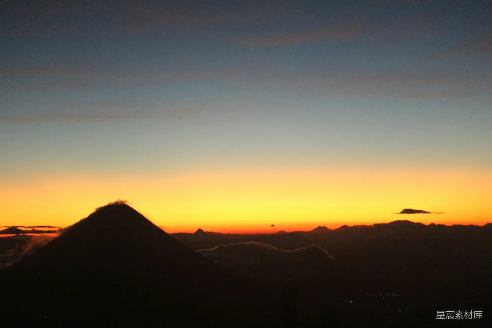 高清摄影 山峦之上，夕阳西下