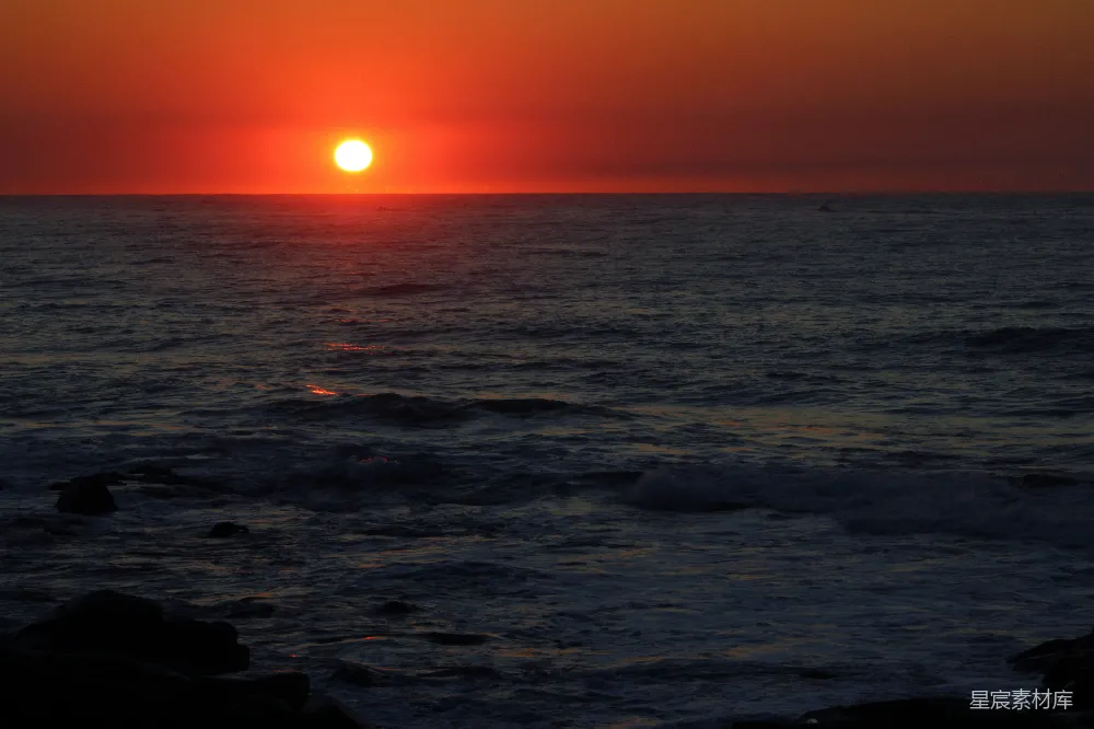 高清摄影 夕阳下海浪拍打海岸的声音
