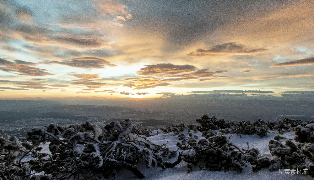 高清摄影 夕阳落下山顶皑皑白雪之上