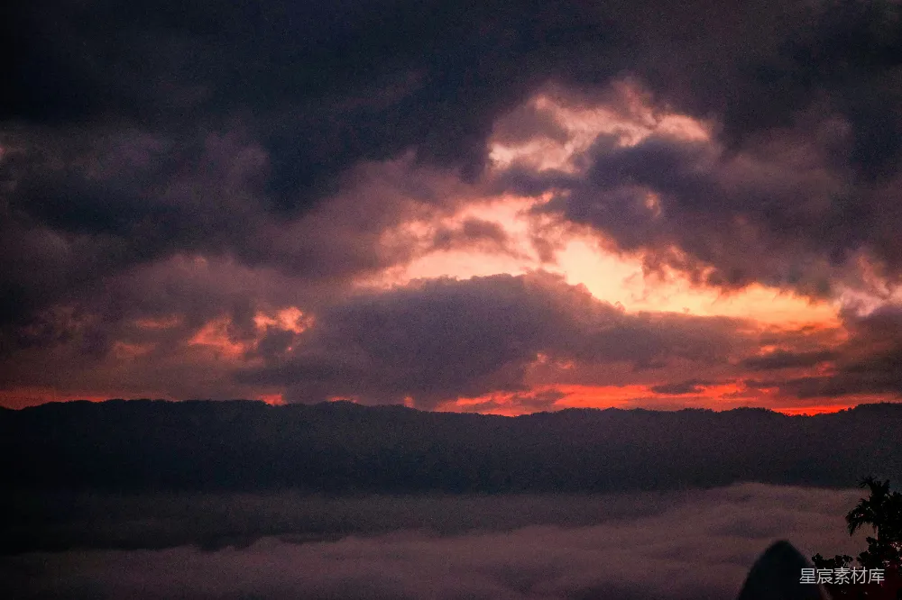 高清摄影 山峦之上，夕阳西下