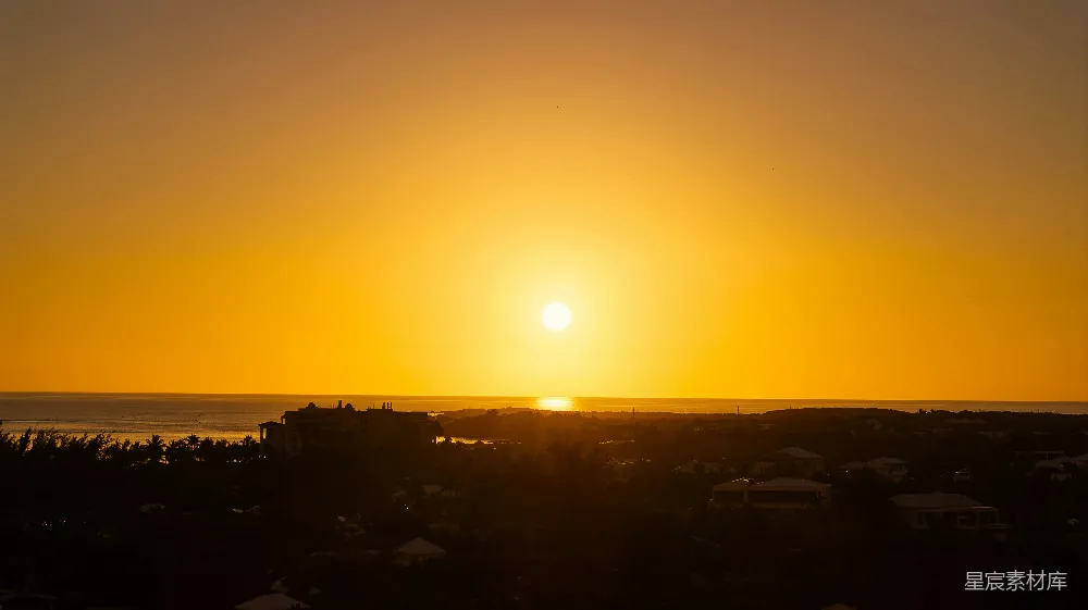 高清摄影 夕阳映照在海边的天际之上。