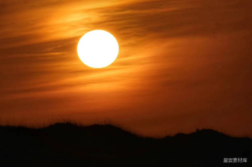 高清摄影 夕阳落在一片草坡之上