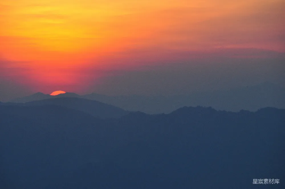 高清摄影 夕阳下的山影
