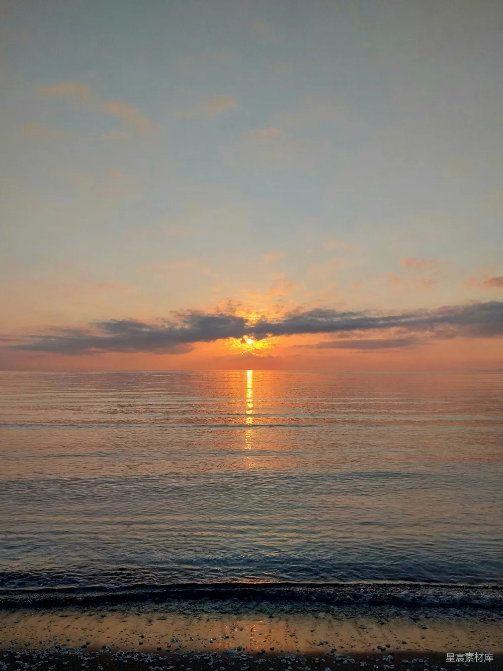 高清摄影 海边的太阳正落下水面