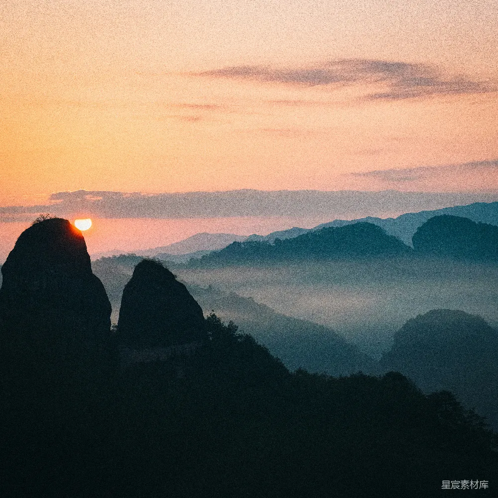 高清摄影  山间的太阳正在落山在云雾中