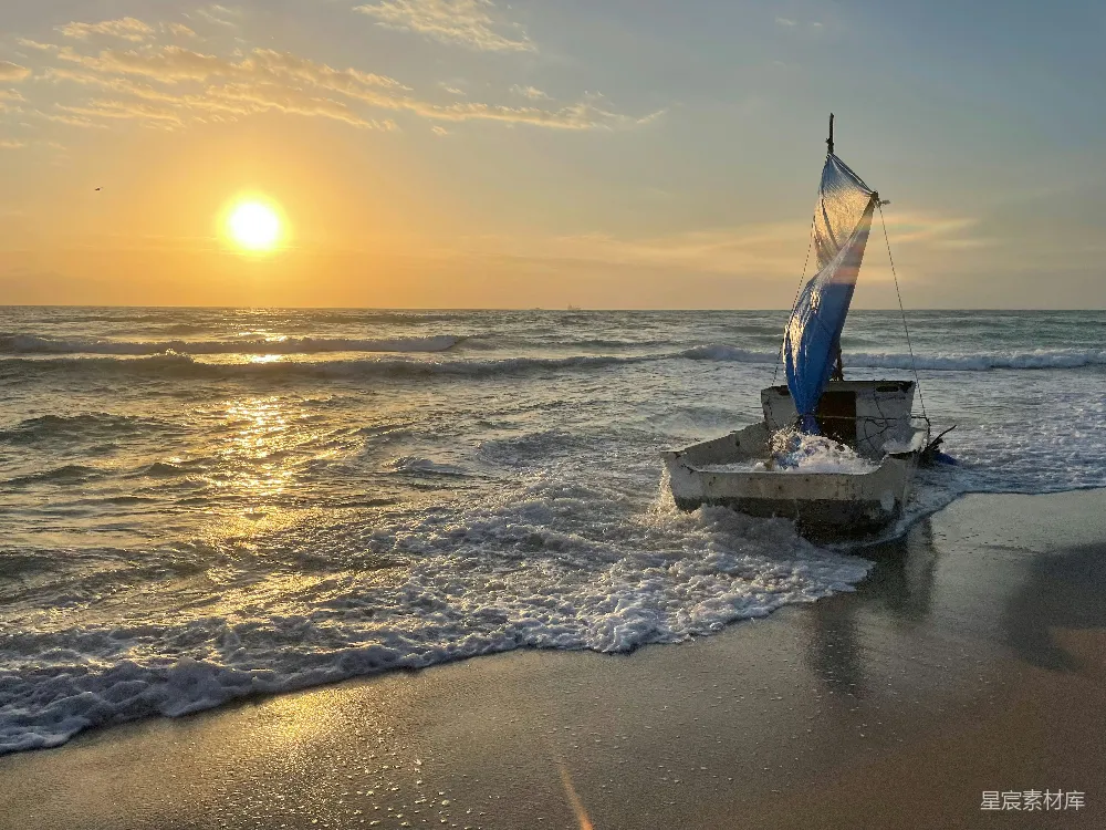 高清摄影 海边一艘帆船，夕阳西下背景中
