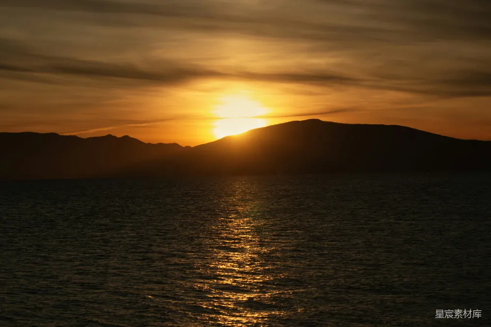 高清摄影 夕阳映照在一片水域之上。