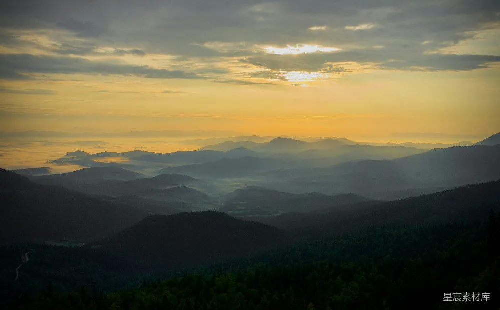 高清摄影 山峦之上，夕阳西下