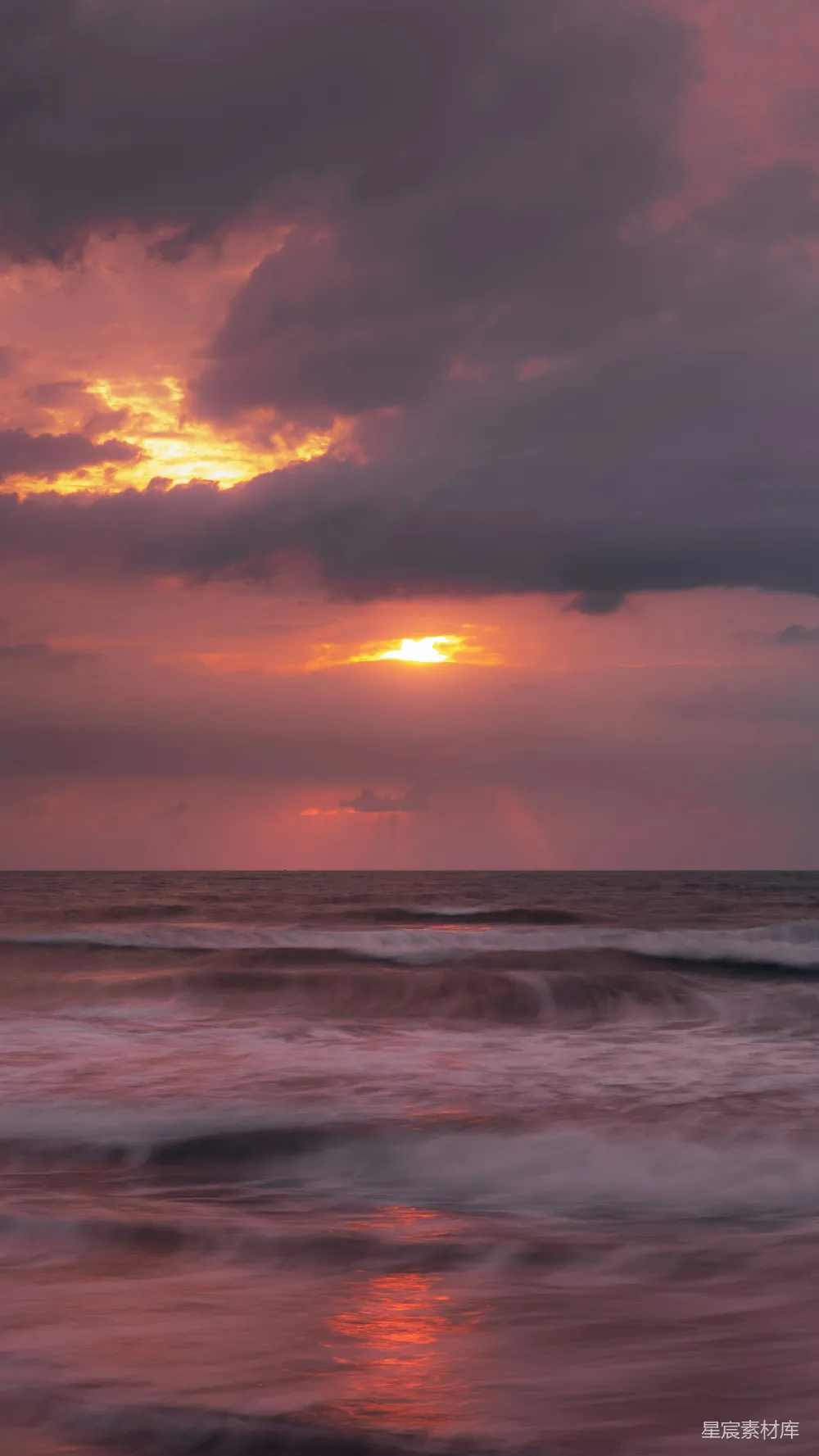 高清摄影 夕阳西下，海浪涌动。