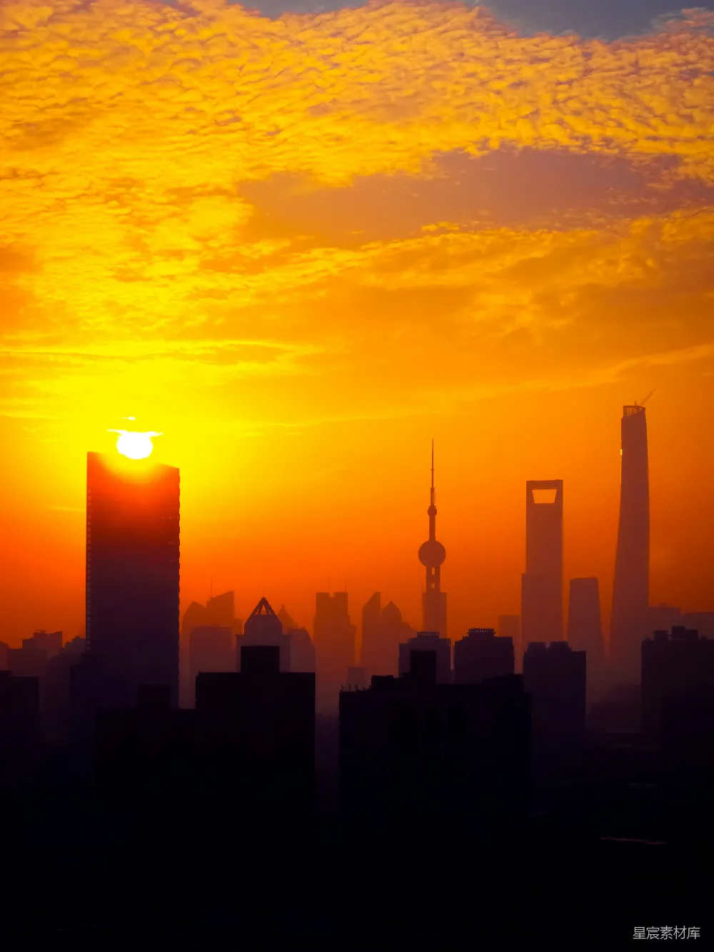 高清摄影 夕阳西下，一座有着高楼的城市。