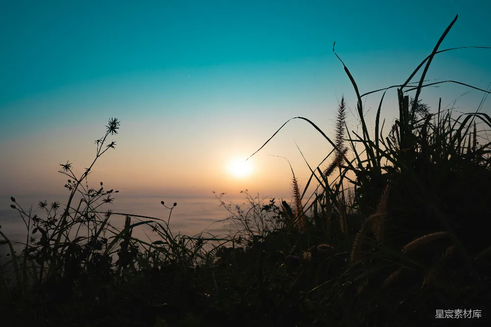 高清摄影 天边的太阳正在云层中落下