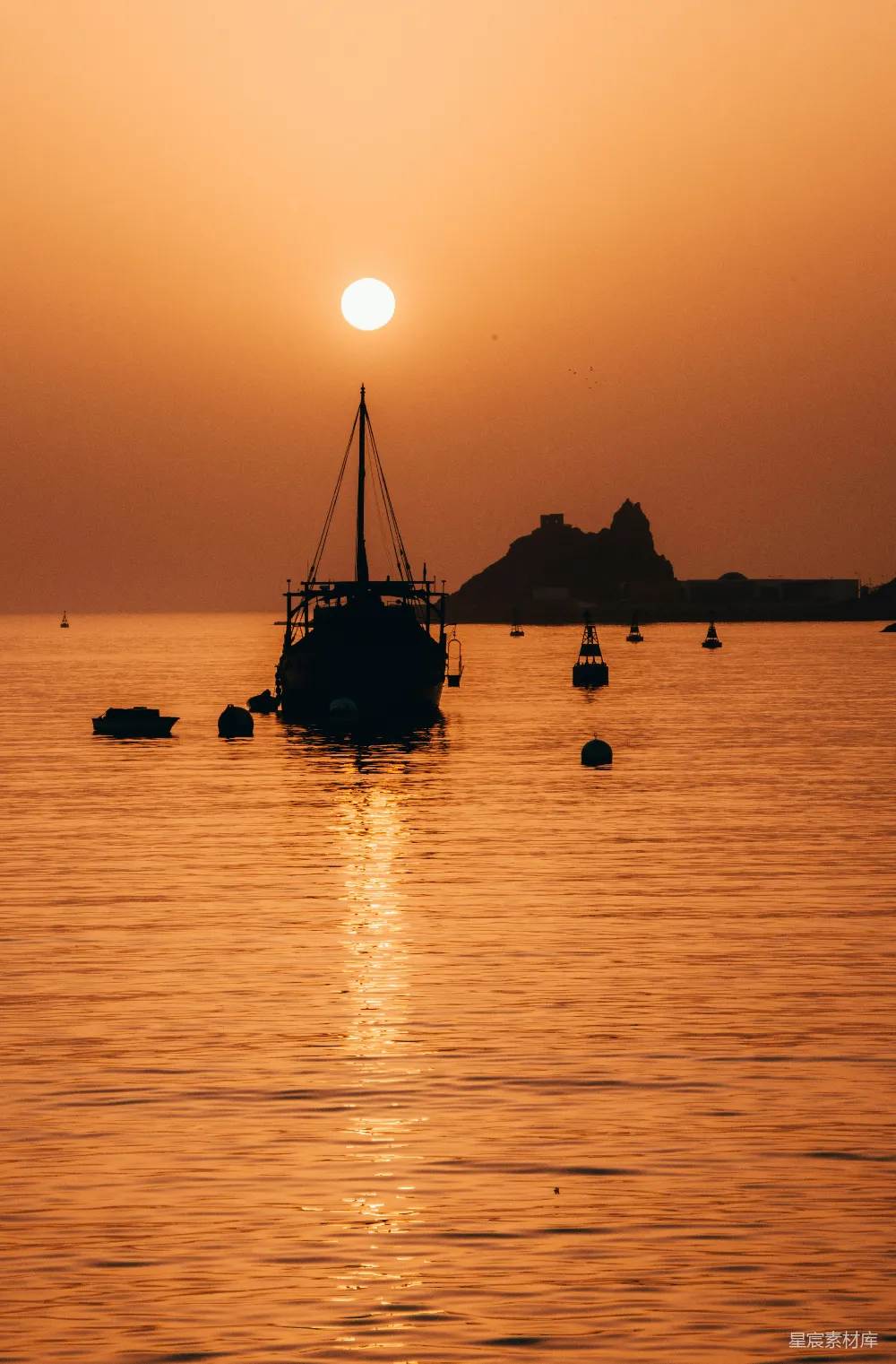 高清摄影 夕阳下海面上的船影