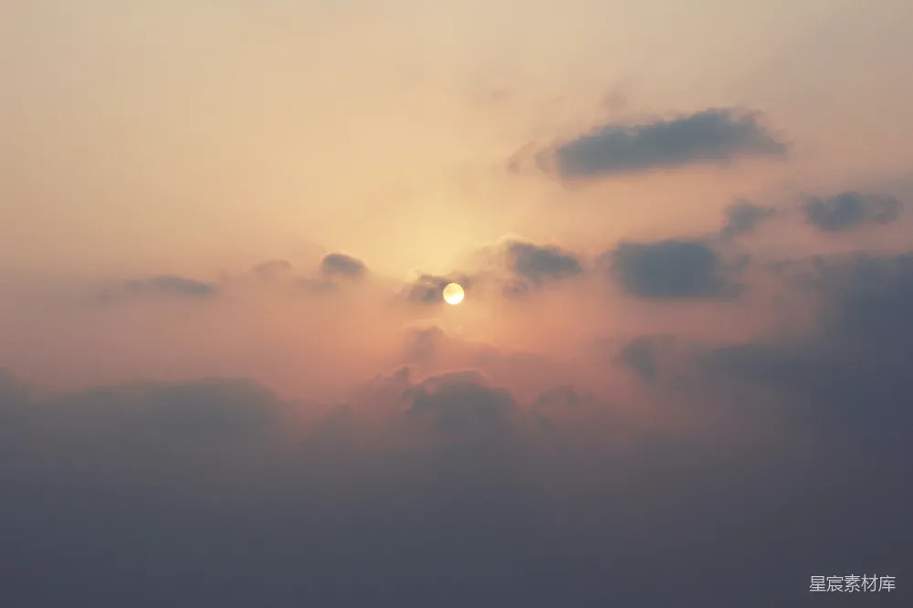 高清摄影 天边的太阳正在落下云层之间